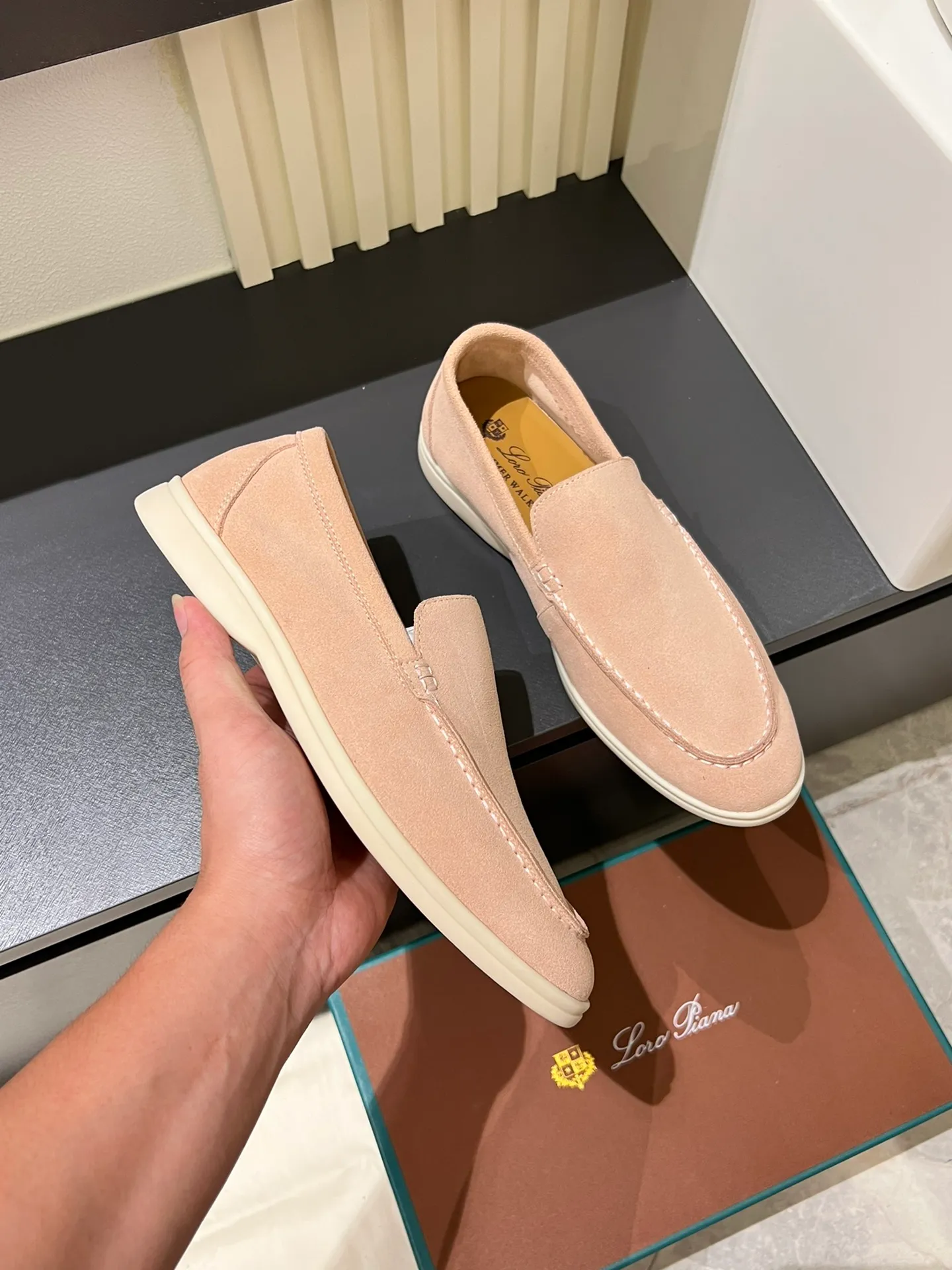 Men's shoes 💰p360 "Loro men's shoes 💰pian'*" Classic L men's shoes for couples 💰p Top version British flat loafers, a must-have item in old money style, the minimalist design is eye-catching and durable, a plus point for dressing The soft foot feel and texture are outstanding. They don’t scratch your feet and are very nice. They are matched with soft and waxy soles. They can be worn daily for a long time without getting tired. They are easy to wear, versatile and classic items, with perfect foot feel and texture! Imported cashmere fabric, the lining is made of imported A-grade water-dyed cow lining, the top version of the genuine leather midsole is sewn with pure handmade mark thread! Size: Female 35-40 (34. Customized) Male 38-44 (45.46. Customized)